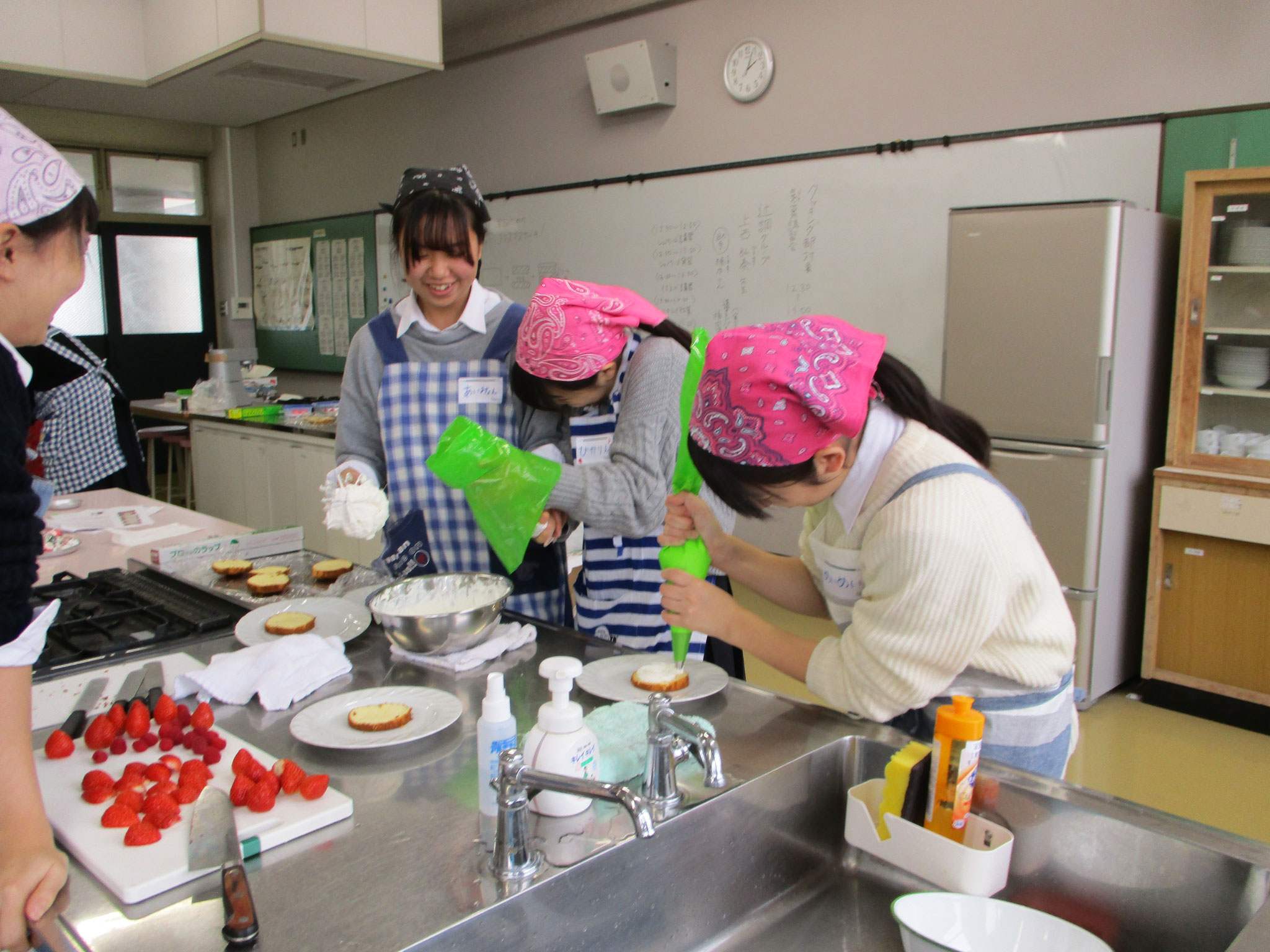 冬のお菓子作り講習 専門学校の先生による指導 大阪府立阿倍野高等学校 冬のお菓子作り講習 専門学校の先生による指導 大阪府立阿倍野高等学校