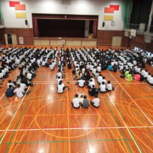 中庭で体育の授業？