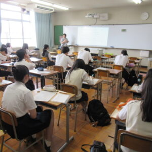 北館(１･２年生教室)の廊下内装改修工事が始まりました。