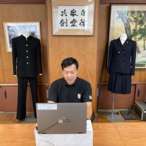 １年生 ＬＨＲ学年集会 ２年生進路学習を行いました。